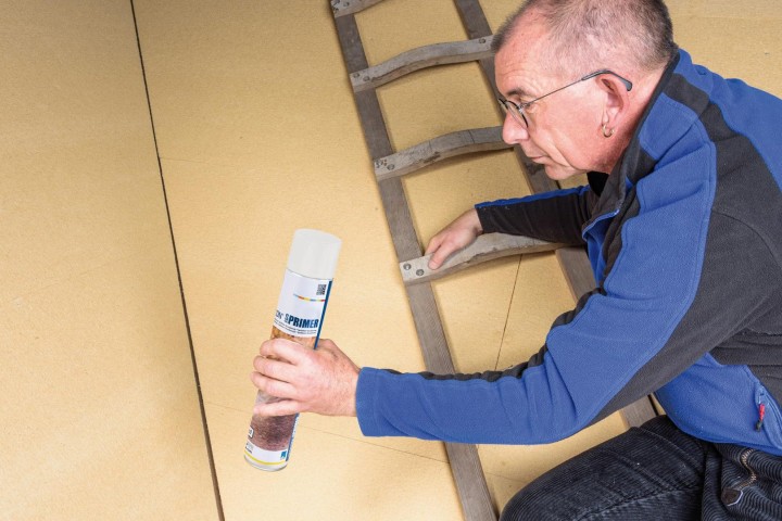 2. Prepare the can of primer 2. Prepare the can of primer