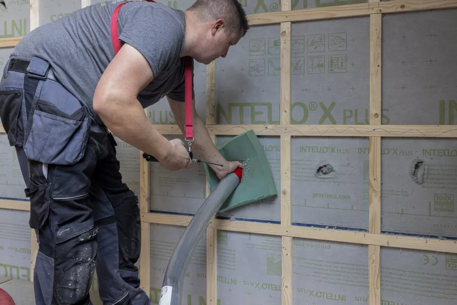 Bestaande muren langs de binnenzijde isoleren met iQ3 cellulose