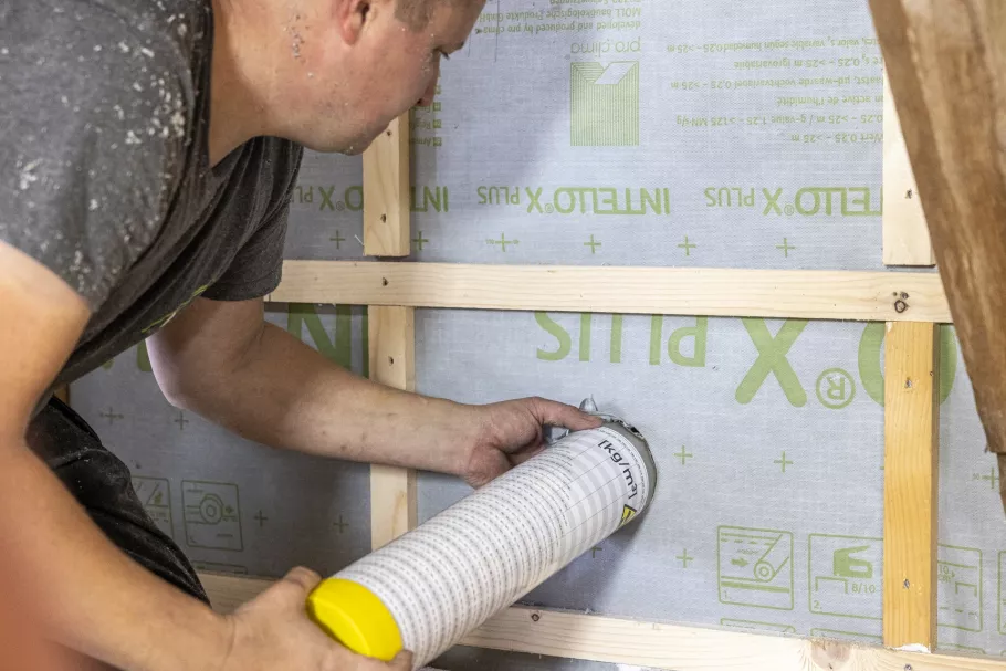 Bestaande muren langs de binnenzijde isoleren met iQ3 cellulose