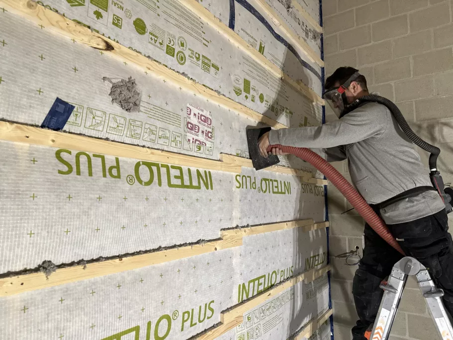 Bestaande muren langs de binnenzijde isoleren met iQ3 cellulose